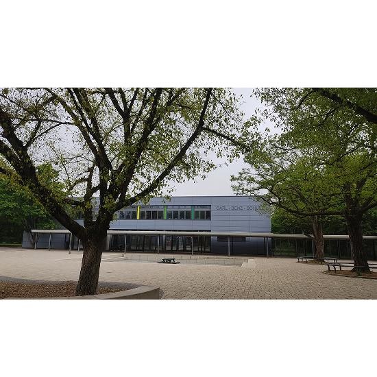 Leerer Schulhof der der Carl-Benz-Schule in Bad Cannstatt