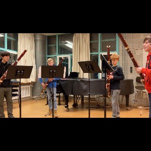 Vier Jungen stehen vor Ihren Notenständern und spielen ihr Fagott