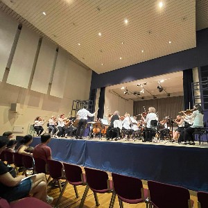 Musikschulellehrer auf der Bühne spielen ihre Instrumente