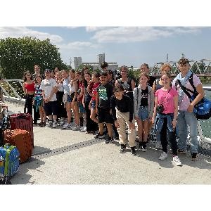Schülerinnen und Schüler auf der Rheinbrücke nach Straßburg.