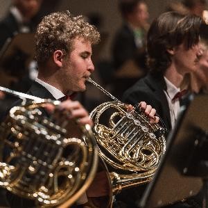 Hornist im Orchester