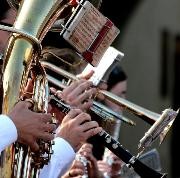 Spielende Blaskapelle; man sieht eine Flöte, Trompete, Klarinette und Euphonium Spielende Blaskapelle; man sieht eine Flöte, Trompete, Klarinette und Euphonium