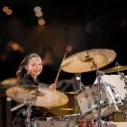 Schlagzeugspielerin lächelt in die Kamera Schlagzeugspielerin lächelt in die Kamera