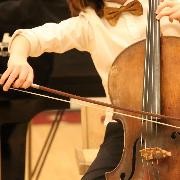Ein Schüler im Anzug spielt Cello Ein Schüler im Anzug spielt Cello