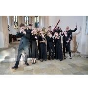 Mitglieder des Ensemble Serenata stehen in einem hellen Raum und lächeln in die Kamera Mitglieder des Ensemble Serenata stehen in einem hellen Raum und lächeln in die Kamera