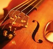 Nahaufnahme einer Geige mit warmer Beleuchtung Nahaufnahme einer Geige mit warmer Beleuchtung