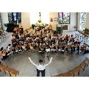 Blick auf ein Gitarrenensemble mit Dirigent in der Kirche Blick auf ein Gitarrenensemble mit Dirigent in der Kirche