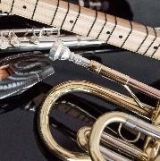 Ansamlung verschiedener Instrumente, unter anderem eine Trompete und Flöte Ansamlung verschiedener Instrumente, unter anderem eine Trompete und Flöte