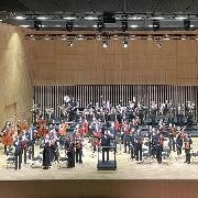 Foto des Jugendsinfonieorchesters Stuttgart in einem Konzertsaal Foto des Jugendsinfonieorchesters Stuttgart in einem Konzertsaal