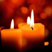 verschiedene Kerzen leuchten in orangenem Licht verschiedene Kerzen leuchten in orangenem Licht