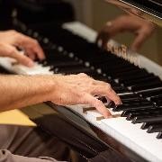 Ein Mann spielt Klavier Ein Mann spielt Klavier