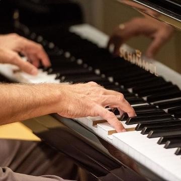 Ein Mann spielt Klavier Ein Mann spielt Klavier