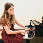 Bild von junger Frau am Klavier spielend Bild von junger Frau am Klavier spielend