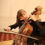 Mädchen spielt Cello in einem Saal Mädchen spielt Cello in einem Saal