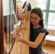 Mädchen mit Harfe