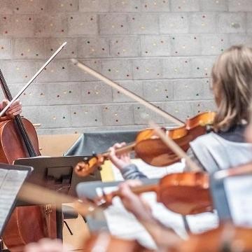 Kinder mit Streichinstrumenten Kinder mit Streichinstrumenten