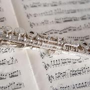 Eine Querflöte liegt auf Notenblättern Eine Querflöte liegt auf Notenblättern