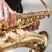 Nahaufnahme von einem Saxophon mit Blick von schräg unten Nahaufnahme von einem Saxophon mit Blick von schräg unten