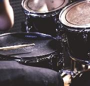 Nahaufnahme eines Schlagzeugspielers während des Spielens mit Fokus auf das Instrument Nahaufnahme eines Schlagzeugspielers während des Spielens mit Fokus auf das Instrument