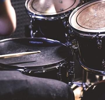 Nahaufnahme eines Schlagzeugspielers während des Spielens mit Fokus auf das Instrument Nahaufnahme eines Schlagzeugspielers während des Spielens mit Fokus auf das Instrument