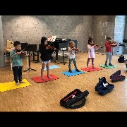 5 kleine Kinder spielen Geige