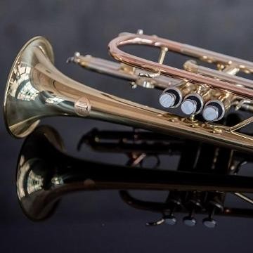 Trompete liegt auf reflektierendem Boden Trompete liegt auf reflektierendem Boden