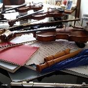 verschiedene Instrumenten und Noten liegen vertstreut auf einem Tisch verschiedene Instrumenten und Noten liegen vertstreut auf einem Tisch