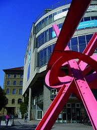 Bild der Skulptur vor dem Rotebühlzentrum