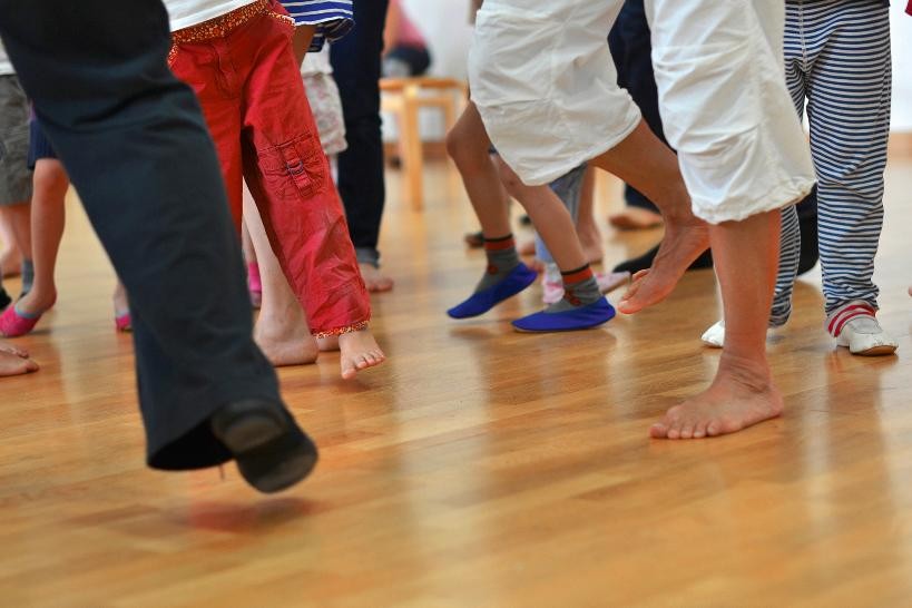 Bild von tanzenden Füßen der Kinder