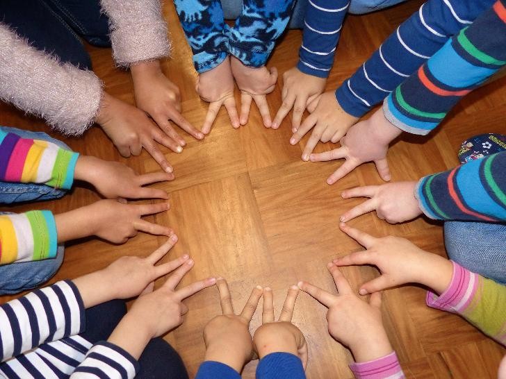 Bild eines Fingerkreises der Kinder des EMP-Bereichs