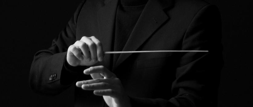 Schwarz-Weiß-Aufnahme von dirigierenden Händen