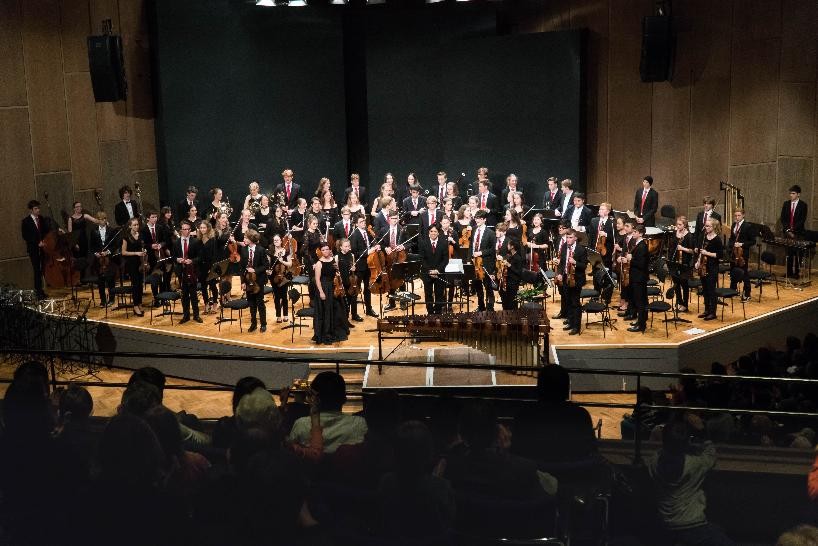 Bild des Jugendsinfonieorchesters auf der Bühne der Liederhalle Stuttgart