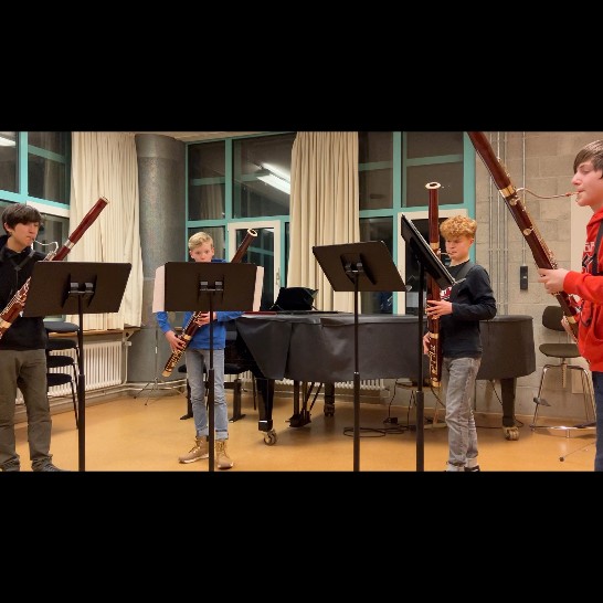 Vier Jungen stehen vor Ihren Notenständern und spielen ihr Fagott