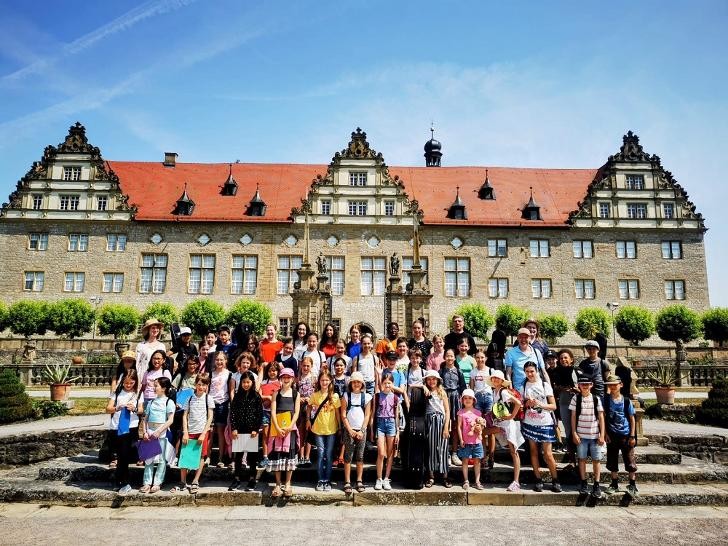 Gruppenbild aller Beteiligten vor dem Weikersheimer Schloss