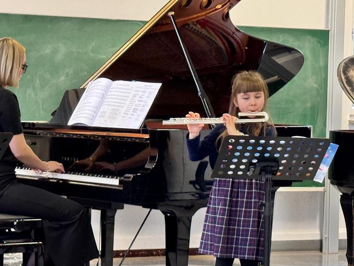 Mädchen spielt Querflöte