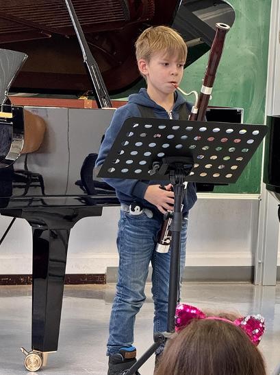 Junge spielt Fagott