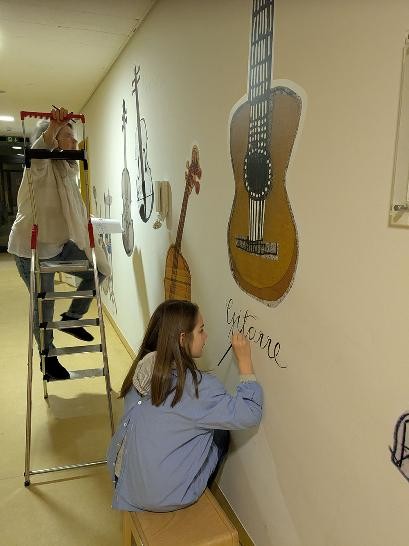 Junge schreibt Gitarre an die Wand