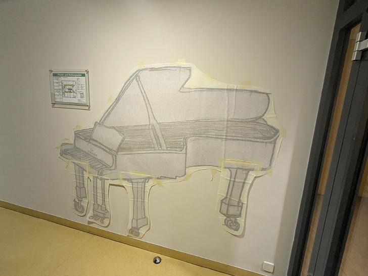ein an die Wand gemalter Flügel