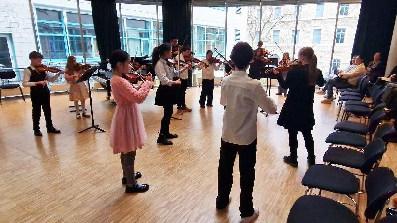 Kinder spielen Violine