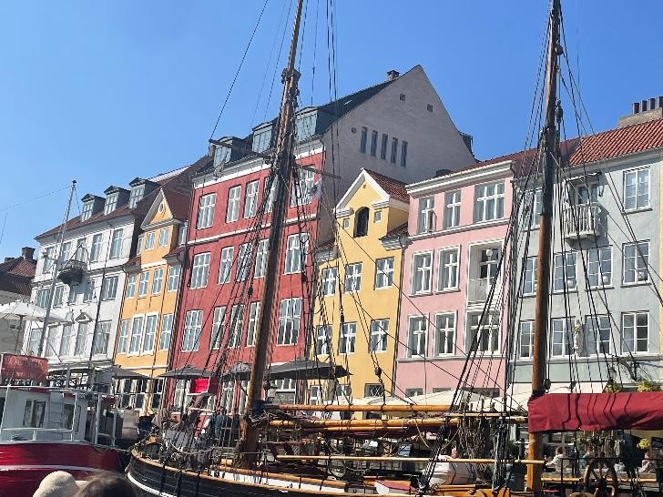 Bunte Häuser des Nyhave in Kopenhagen. Hellblau, orange, rot, gelb, rosa, hellgrün