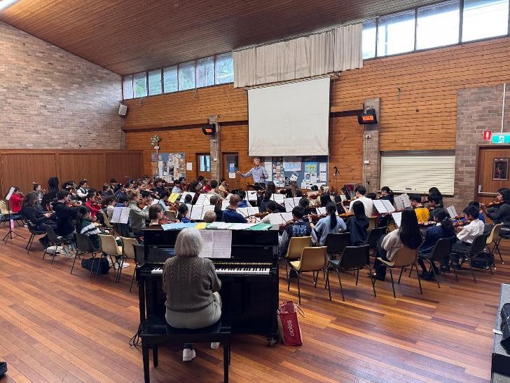 Das gesamte Orchester mit Klavier im Vordergrund