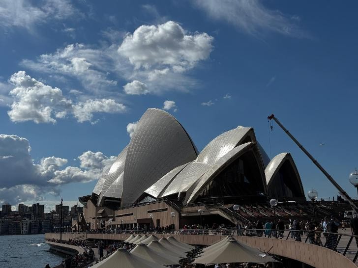 Sidney opera house leuchtet in der Sonne