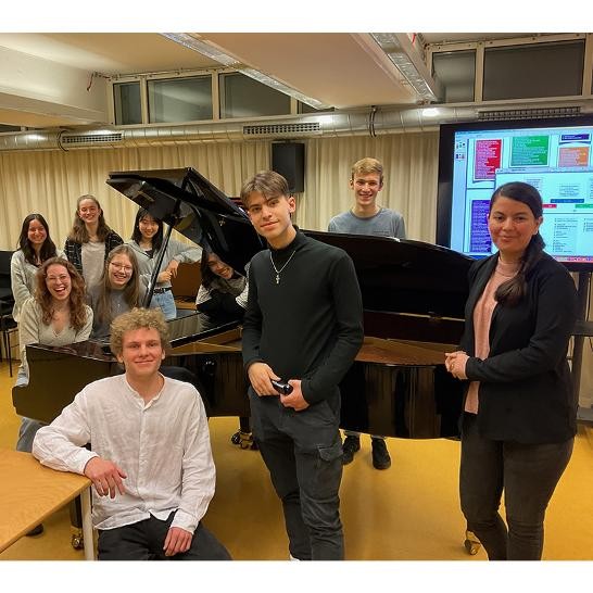 Schülerinnen und Schüler im Kursraum