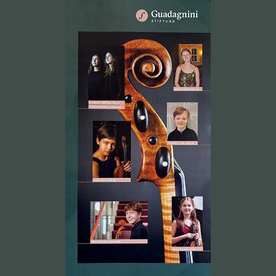 Geigenhals mit Schnecke. Links und rechts davon Portraifotos der 7 Musiker