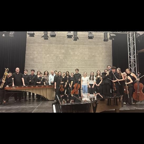 Schülerinnen und Schüler mit Ihren Instrumenten