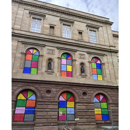 Aussenfassade Villa Berg mit bunten Fenstern